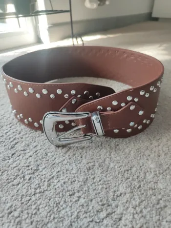 Superbe ceinture marron cloutée 