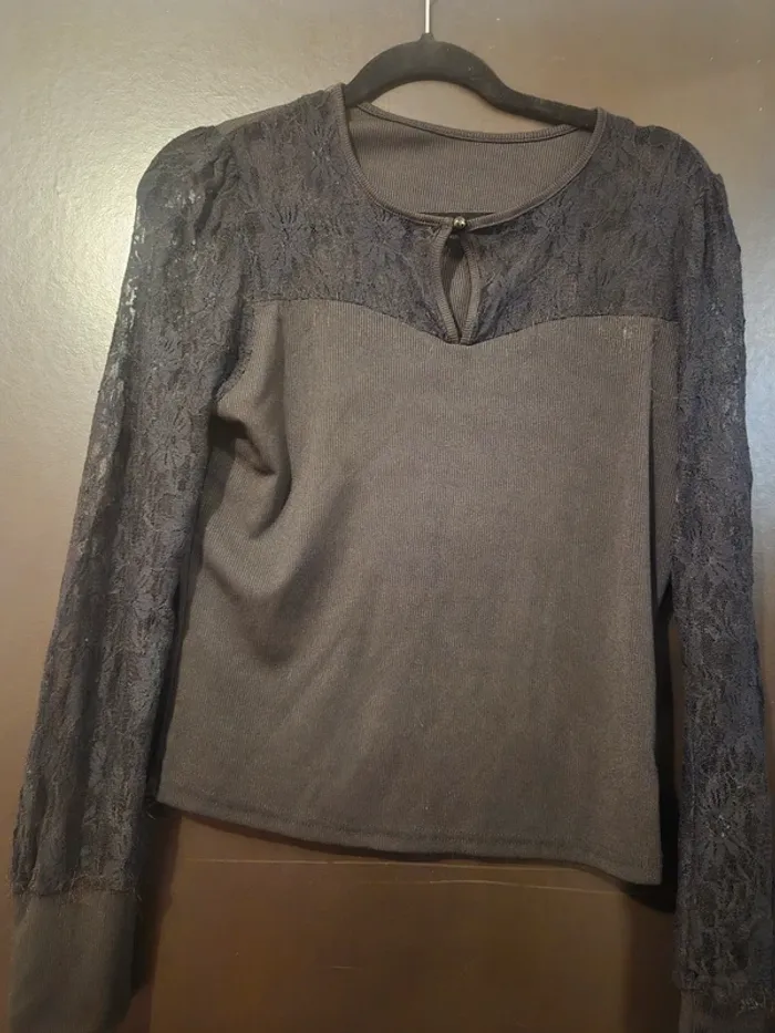 Pull noir avec manche en dentelle