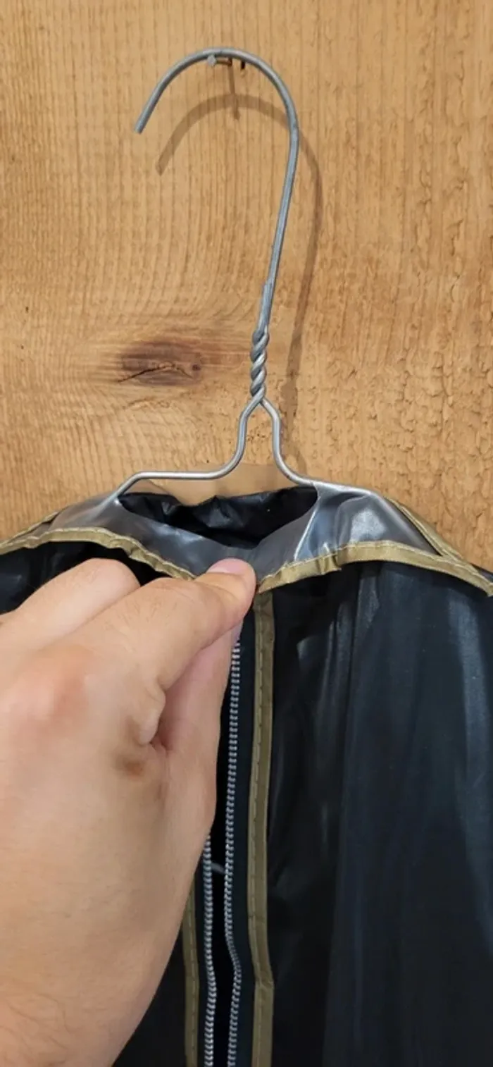 Housse de costume -  noir – légère et pratique - Très bon état - photo numéro 5