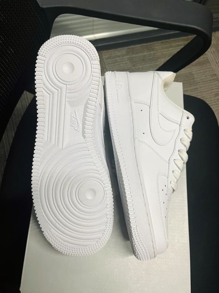Nike Air Force 1 Low 'O7 White taille 37.5 - photo numéro 5