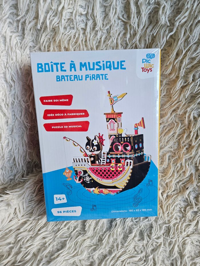 Activité manuelle - loisirs créatifs - créer ta boîte a musique bateau pirate en bois Neuf