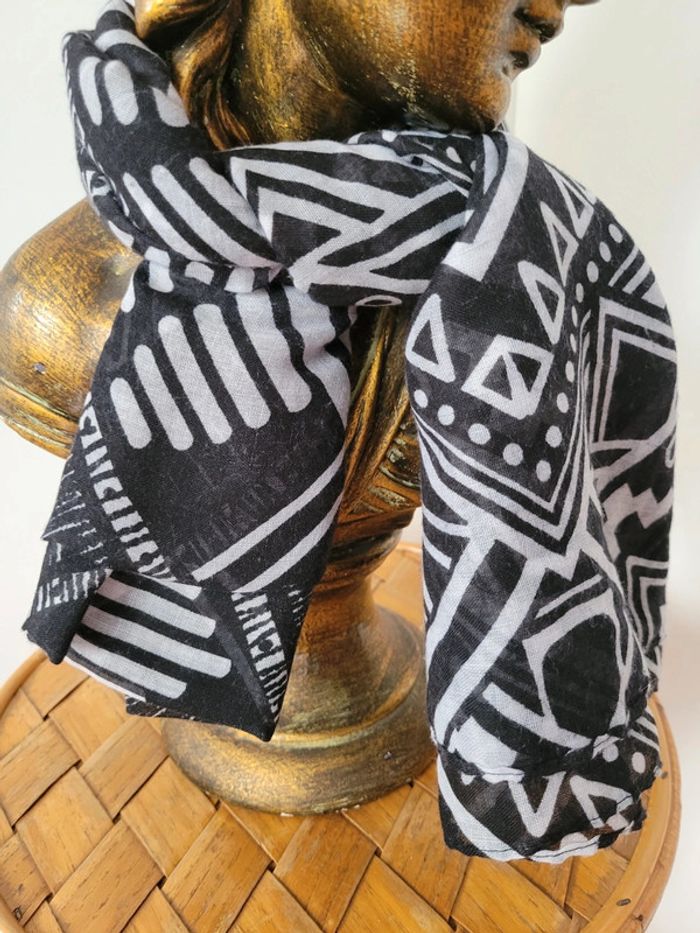 Écharpe foulard noir blanc monochrome motifs géométriques psychédéliques originale - photo numéro 3