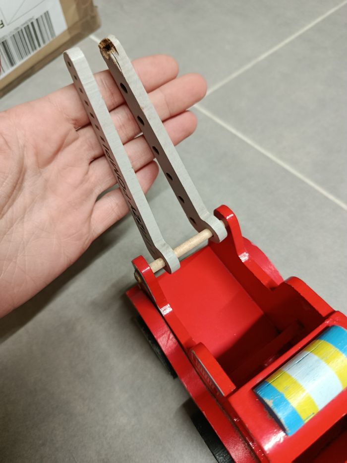 Camion de pompier en bois - photo numéro 4