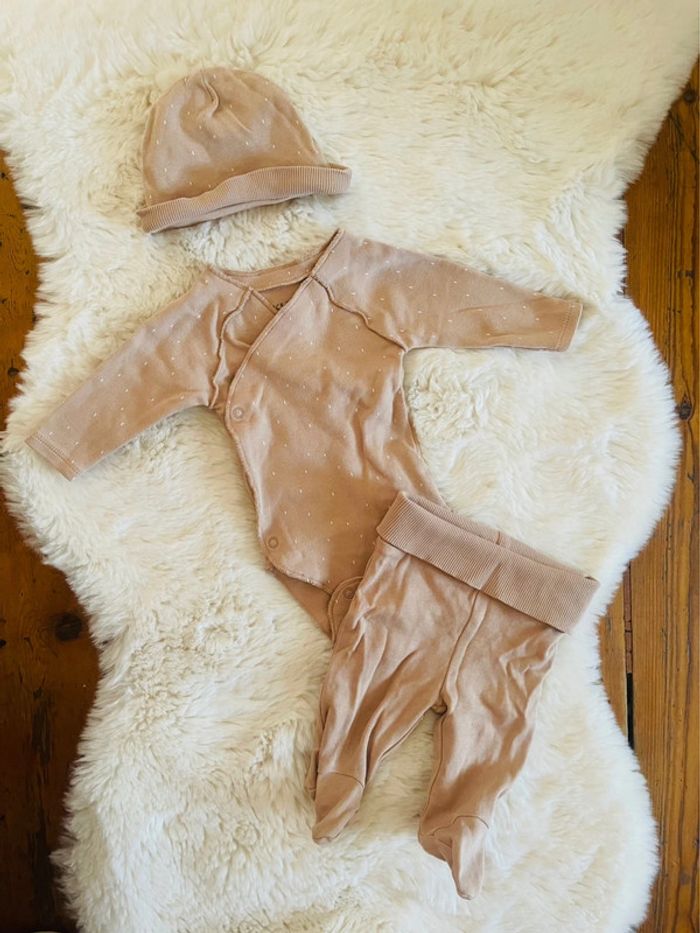 Ensemble bébé 1 mois Kiabi – body cache-cœur, bonnet, pantalon – parfait état