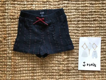 Short avec petit noeud