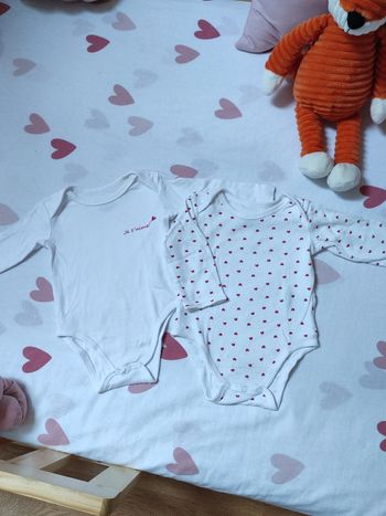 Lot de 2 bodies manches longues- Motifs cœur - 12 mois - Très bon état - Mes petits cailloux