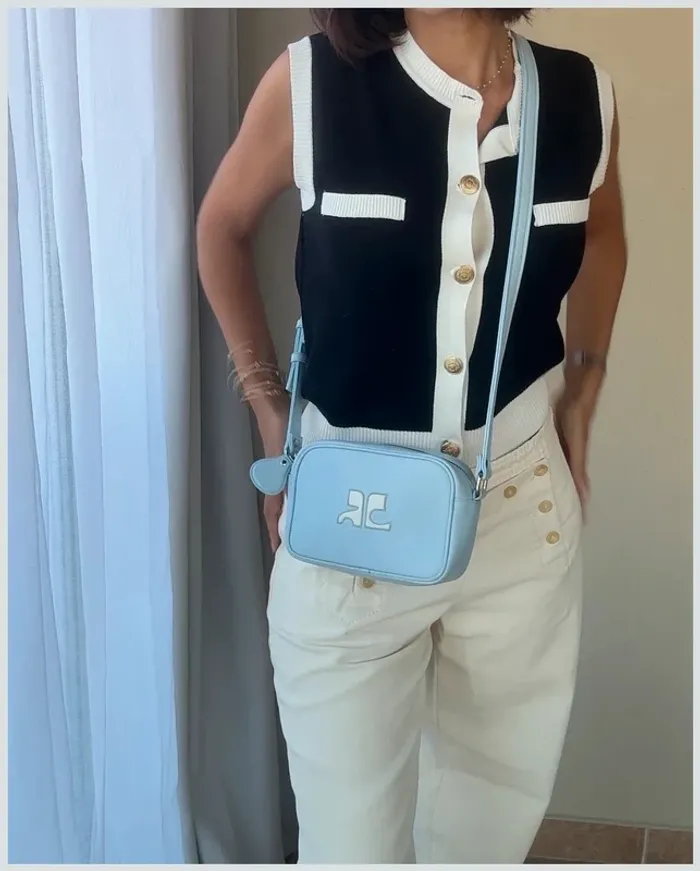 sac caméra bleu ciel Courrèges TBE - photo numéro 2