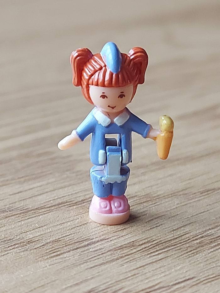 Polly pocket figurine