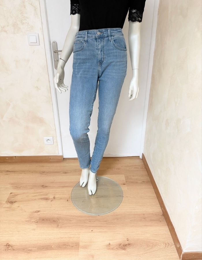 Jean Levis 721 High Rise Skinny - Warm Eco Performance - taille W28 L32 - neuf avec etiquette - photo numéro 2