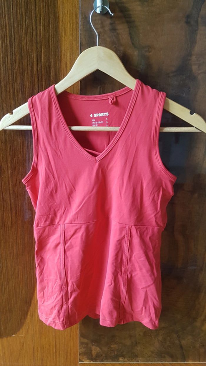 Débardeur de sport rouge avec brassière