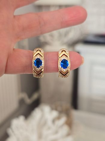 Créoles dorées avec strass bleu