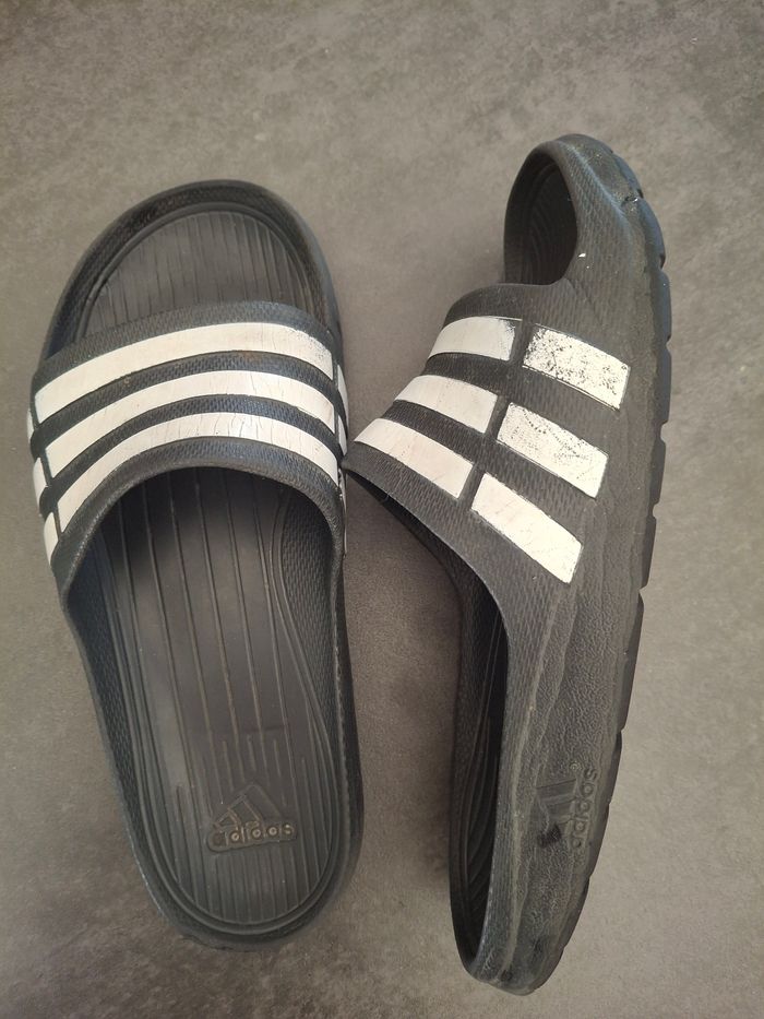 Claquettes Adidas noires taille 4 pointure 36 - photo numéro 2