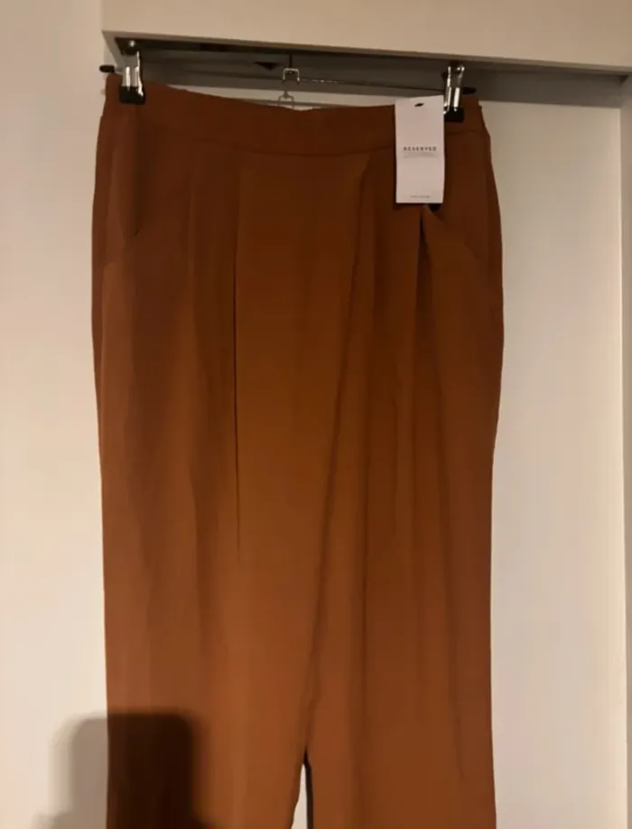 Pantalon carotte camel Reserved T38 neuf - photo numéro 3