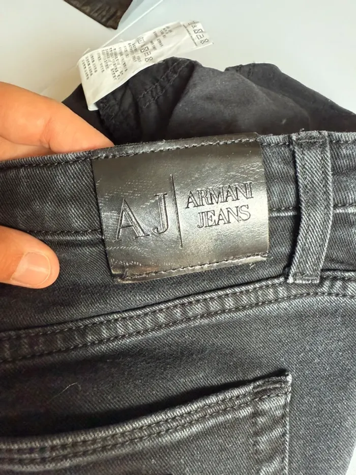 Jean mom noir Armani en très bon état taille 36 - photo numéro 8
