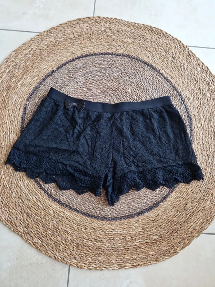 Joli short dentelle taille 40