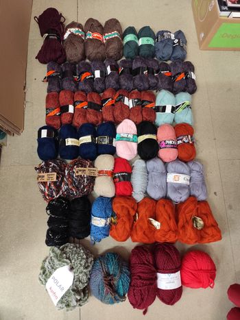 Lot 58 pelotes de laine 
