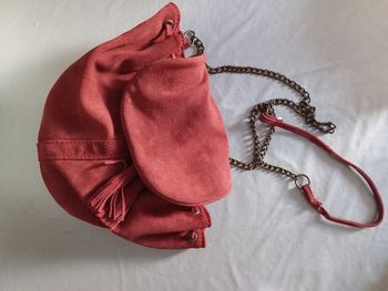 Sac bandoulière rouge brique effet suédine – Chaîne dorée et look bohème chic