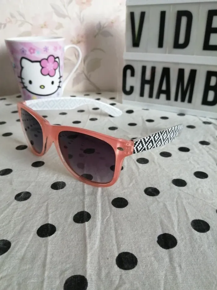 Lunettes de soleil corail avec motifs noir et blanc sur les branches / sans marque / (TU) - photo numéro 3