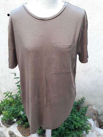 Tee-shirt kaki, poche sur la poitrine, coupe droite