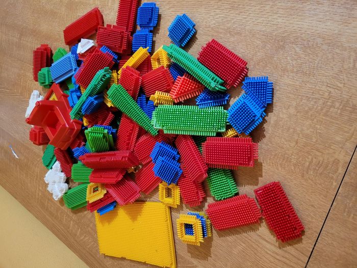 97 picots pour s'amurer à tout construire OXYBUL