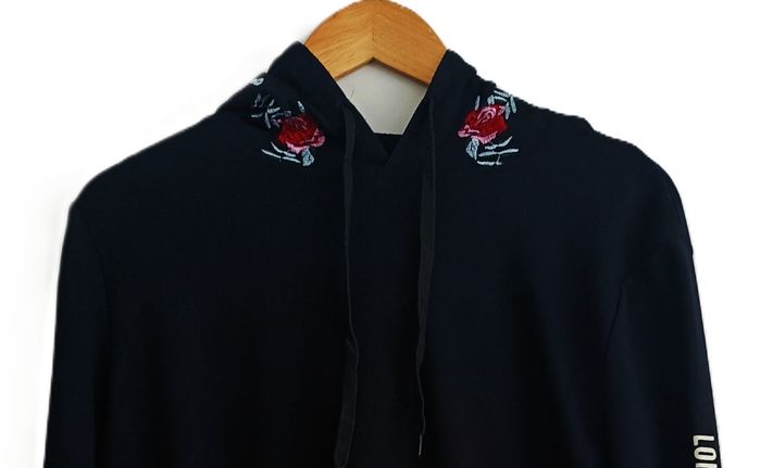 Sweat noir a capuche decor roses rouges. CC Collection. Taille 38 / 40. - photo numéro 2