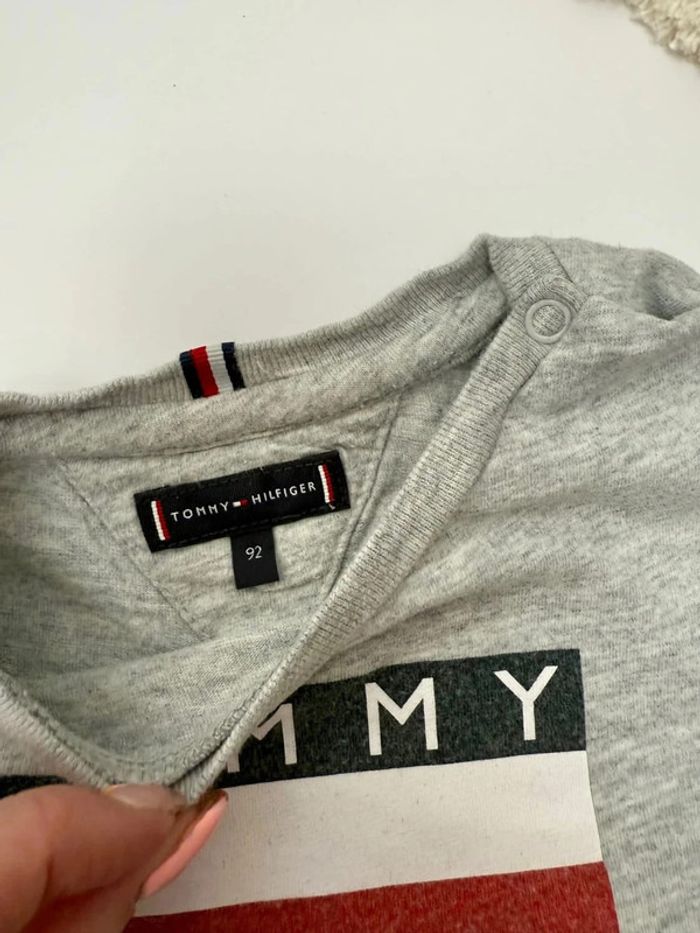 T-shirt Tommy Hilfiger garçon 92 cm gris très bon état - photo numéro 3