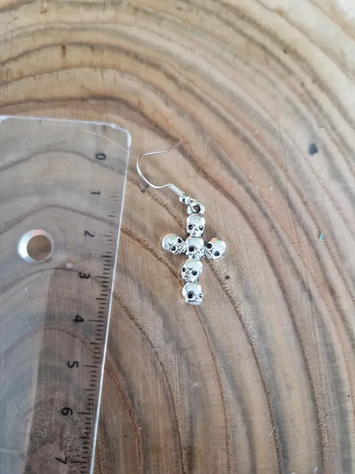 Boucles d'oreilles fantaisies argentées croix et tête de mort - photo numéro 2