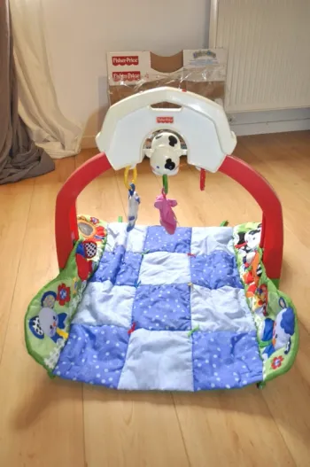 Tapis de jeu avec portique Fischer Price