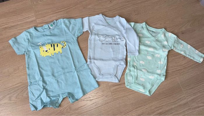 Lot de 27 bodies/ body bébé taille 3 mois - photo numéro 6