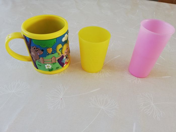 Lot 1 tasse et 2 gobelets en plastique - photo numéro 2