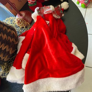 Bonnets de père noël neufs avec étiquettes en lot