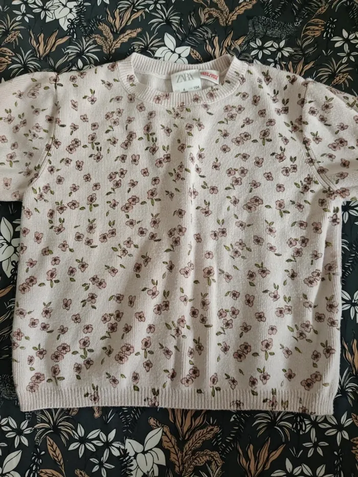 Pull manches courtes fleurs rose Zara 104cm