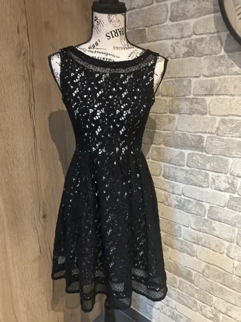 Robe chic avec dentelle taille 36