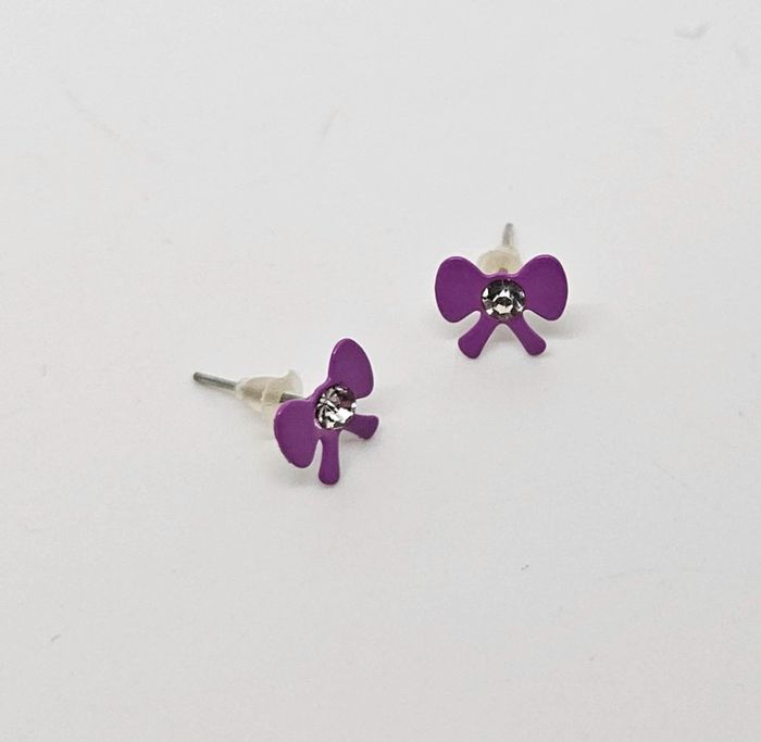 Paire de boucles d'oreilles.
Neuve.
Noeud de papillon