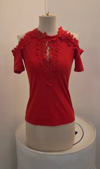 Haut rouge élégant avec dentelle ajourée – Taille M/L