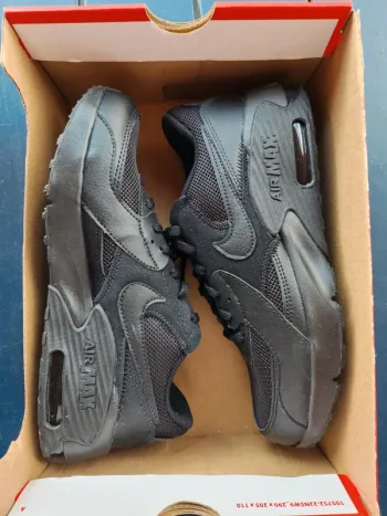 Nike air max excee taille 38 neuves noire