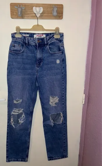 Jeans mom troué, 34, Jennyfer.