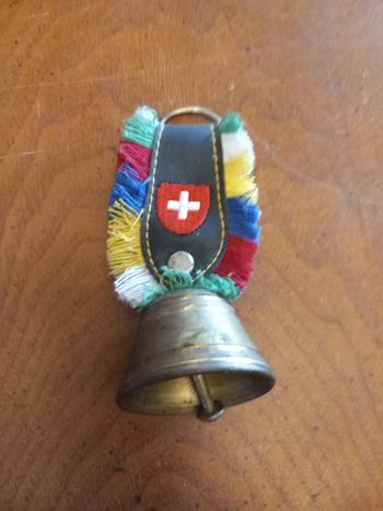 Cloche diamètre 4 cm.