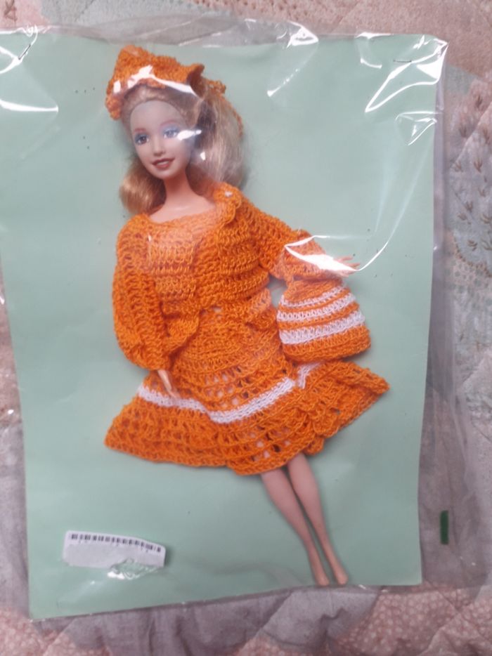 Poupée Barbie habillée de neuf