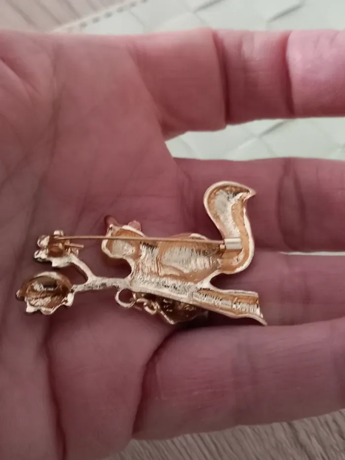 Très belle broche animalière en forme l'écureuil sur une branche avec un gland pendant - photo numéro 5