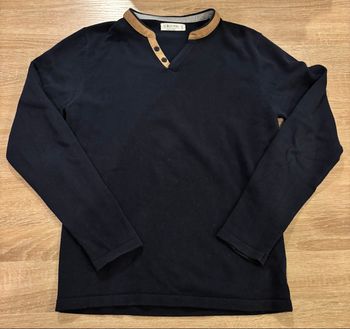 Pull noir Armand Thiery – col boutonné camel – taille S