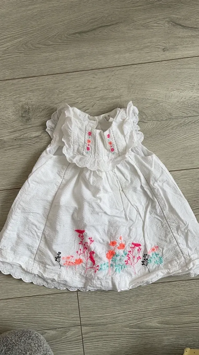 Robe fleuris taille 9 mois