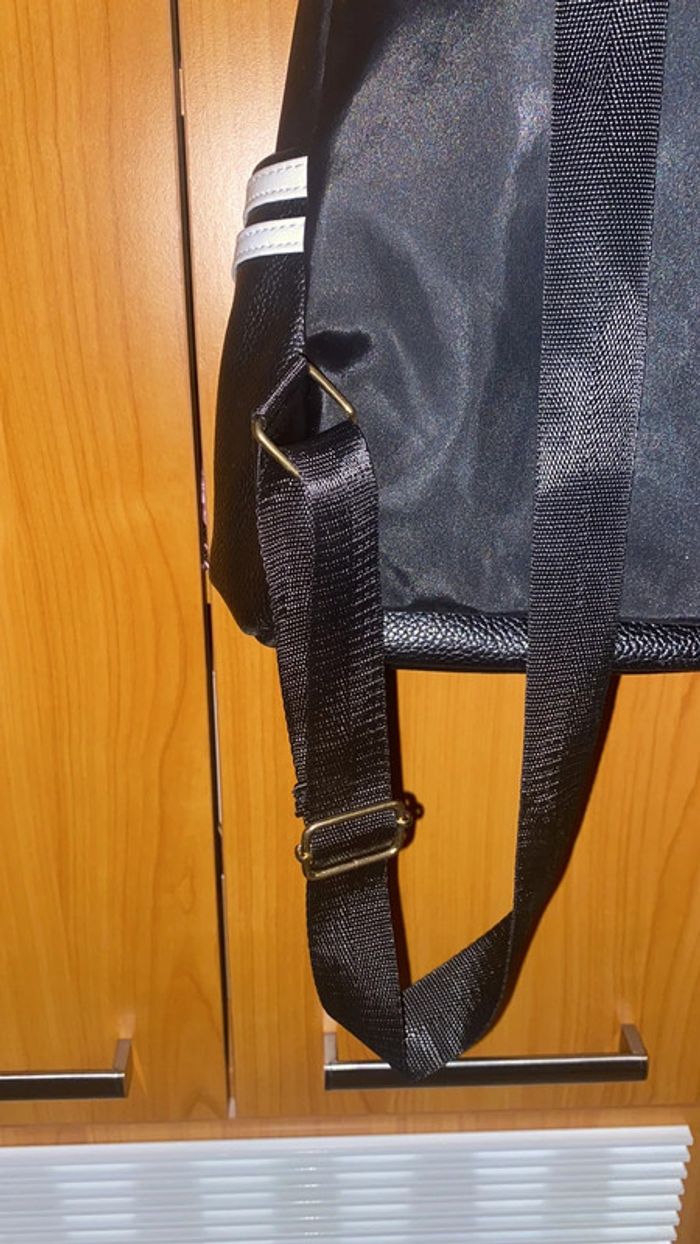 Sac a dos noir avec bandes de couleurs - photo numéro 6