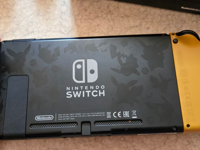 Console Nintendo switch version Pokémon Pikachu - photo numéro 3