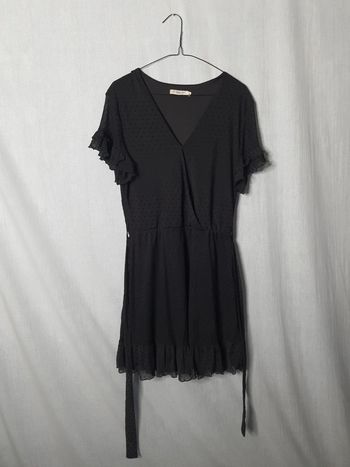 Robe noire à plumetis