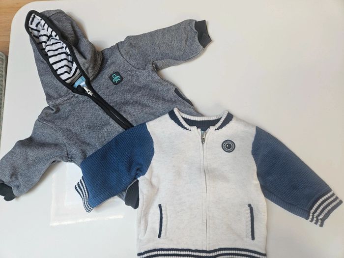 Lot de gilet taille 6 mois