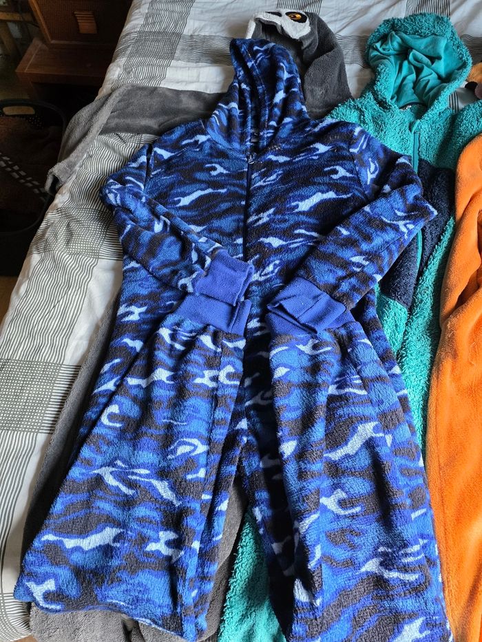 Lot pyjamas combinaisons - photo numéro 2