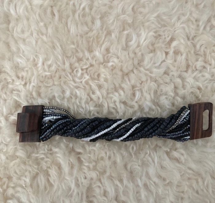 Très beau bracelet dans les tons de noir/gris à portée de manière différente - photo numéro 5