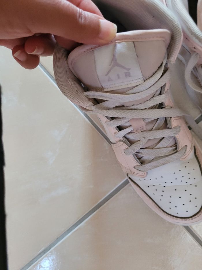 Chaussures Jordan 4 roses - photo numéro 2