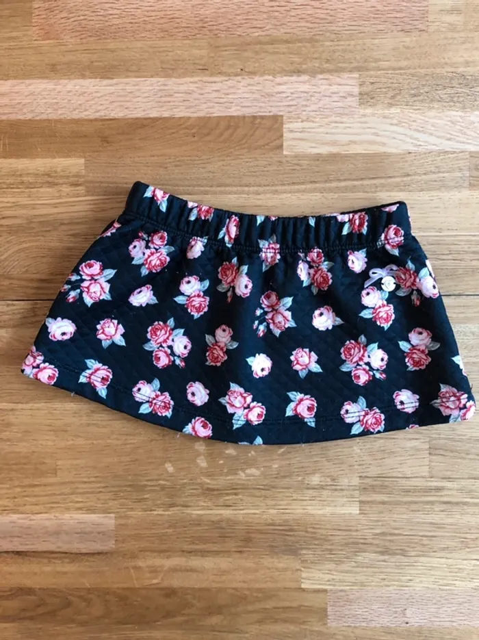 Jupe noire à fleurs